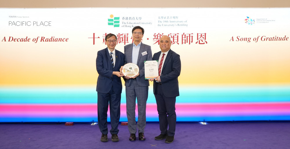 陈浩华教授和李子建教授代表教大向太古广场代表颁发感谢状并致送纪念品