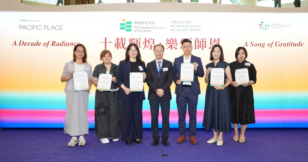 教大副校长(行政)方永豪博士向参与健力士世界纪录™挑战的学校代表颁发感谢状