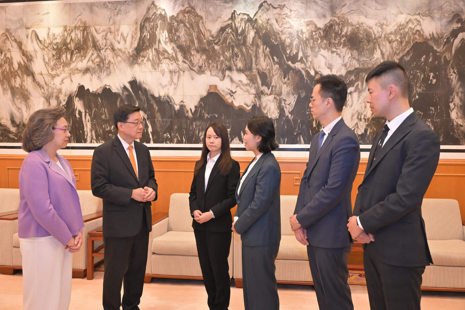 第三批由国家推送的香港特区青年赴联合国任职发布仪式今日(九月八日)在外交部驻香港特别行政区特派员公署举行。图示行政长官李家超(左二)在公务员事务局局长杨何蓓茵(左一)的陪同下,与青年公务人员交谈,了解他们赴任前的准备情况,并祝愿他们在联合国工作顺利。