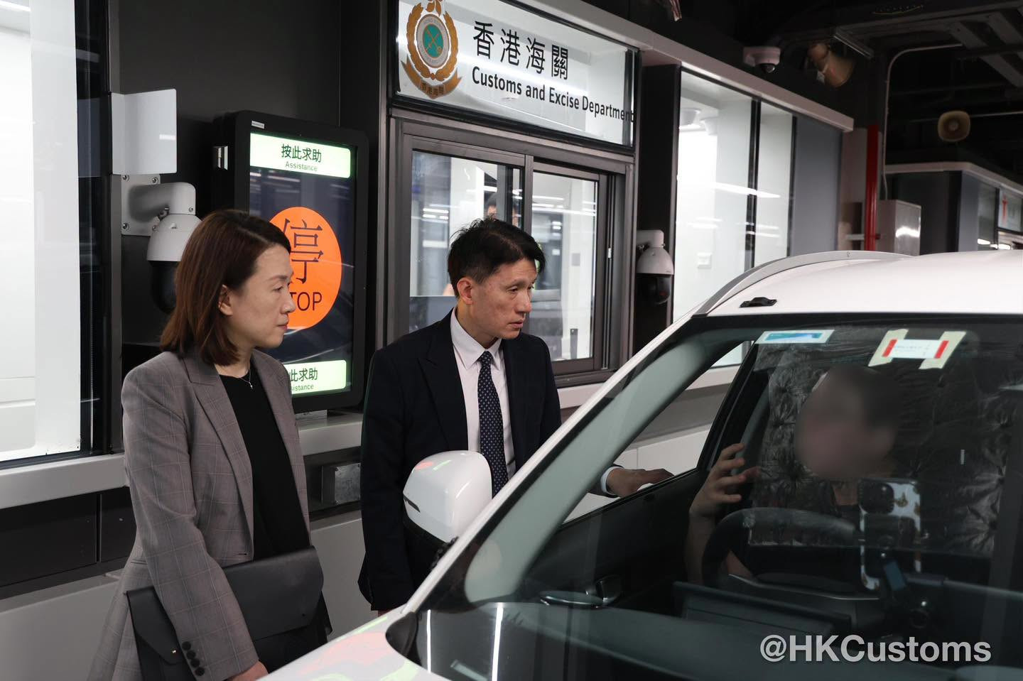 可能是包含下列内容的图片：轿车和文字