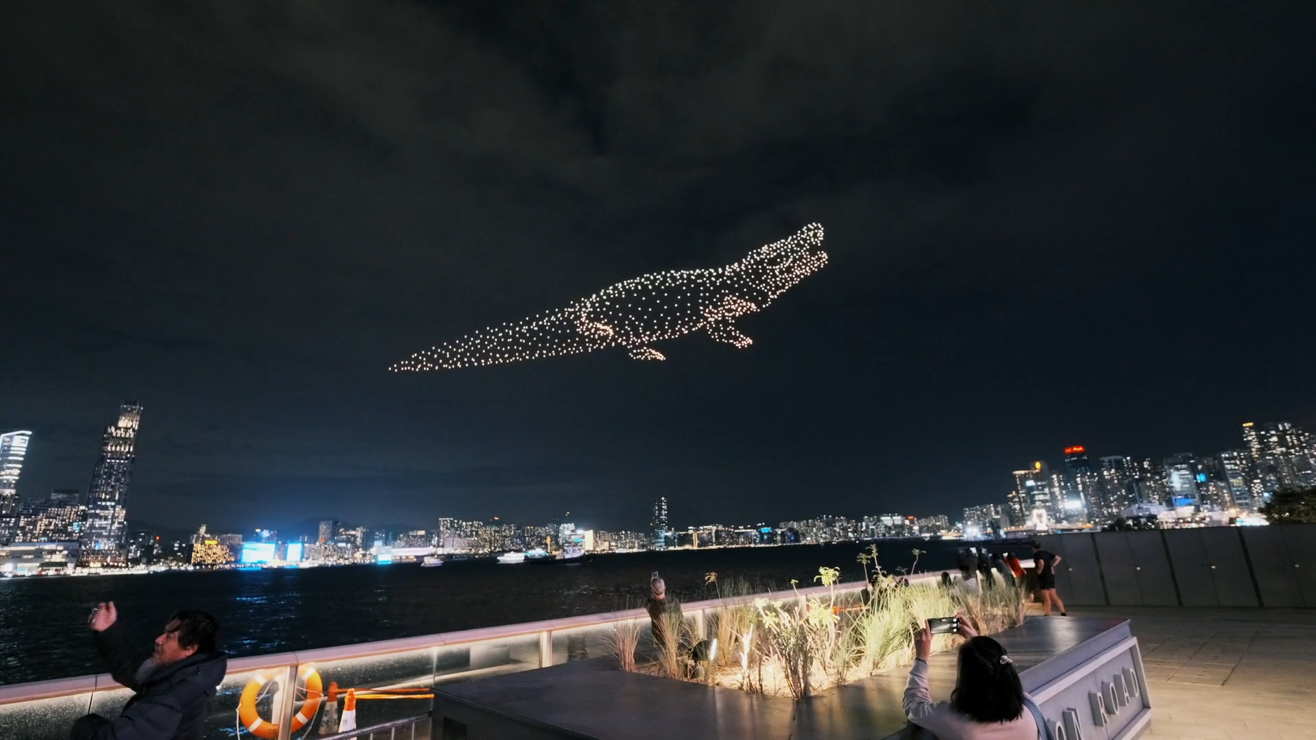 莫言首部话剧《鳄鱼》首登香港无人机“科技+文学”湾仔夜空助阵-紫荆网