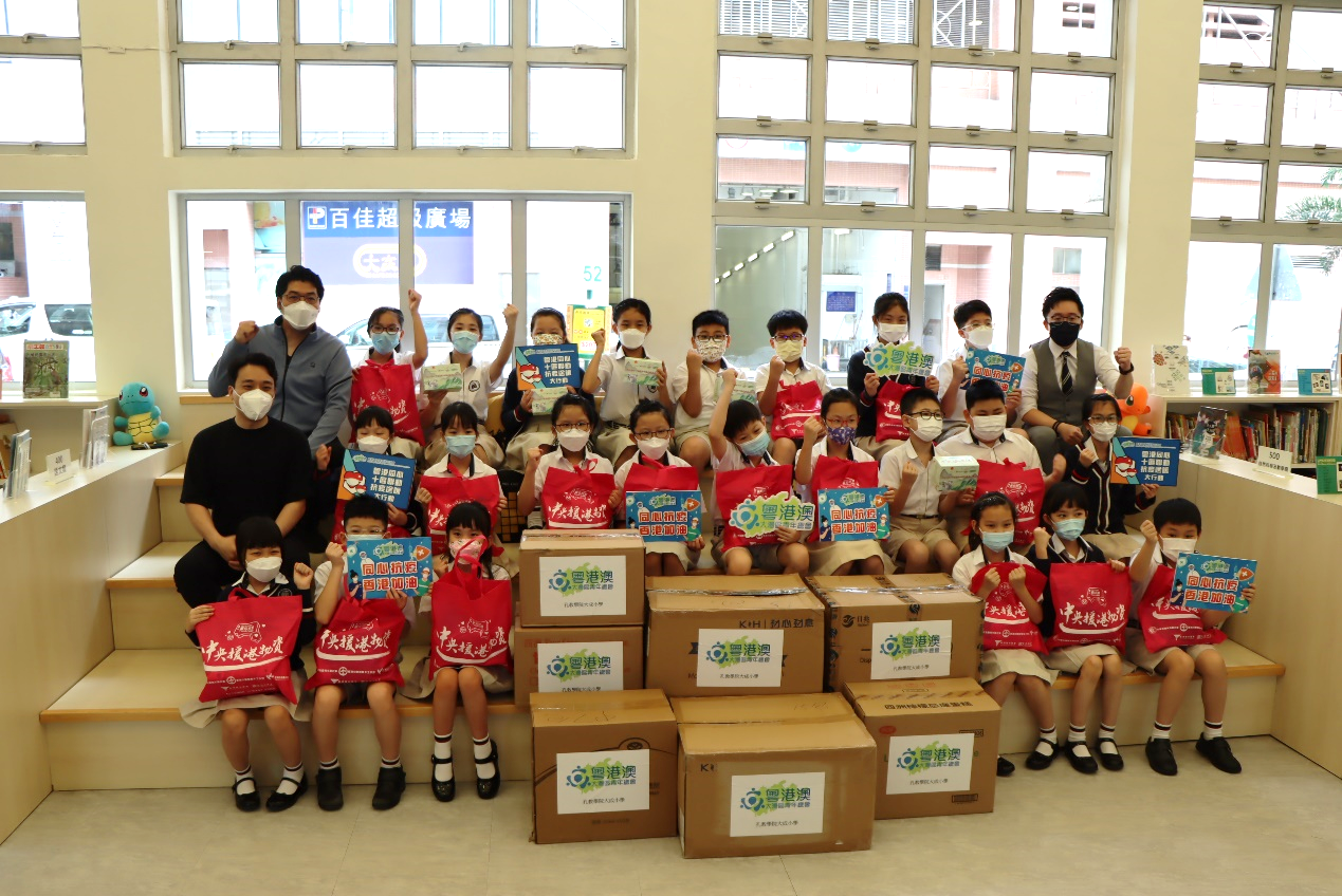 一張含有 文字, 室內, 地板 的圖片
自動產生的描述