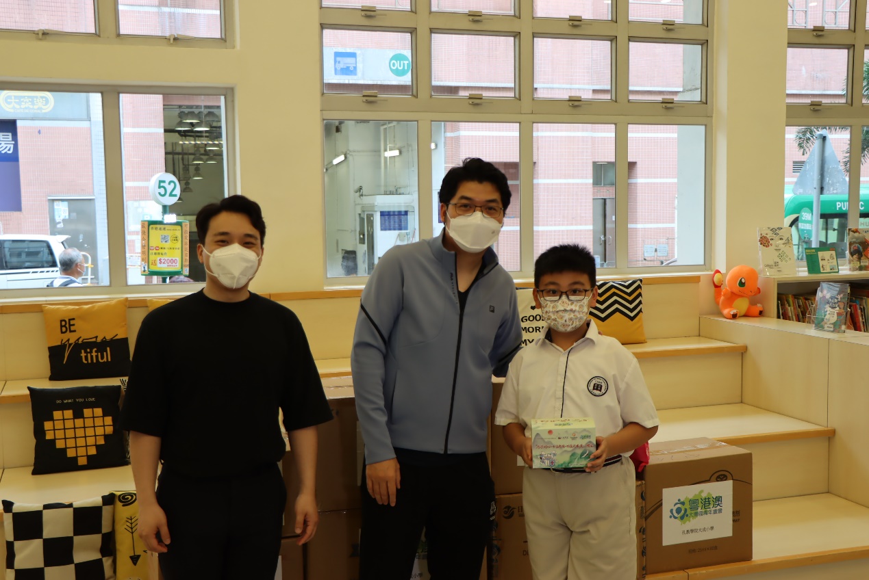 一張含有 文字, 個人, 直立的 的圖片
自動產生的描述