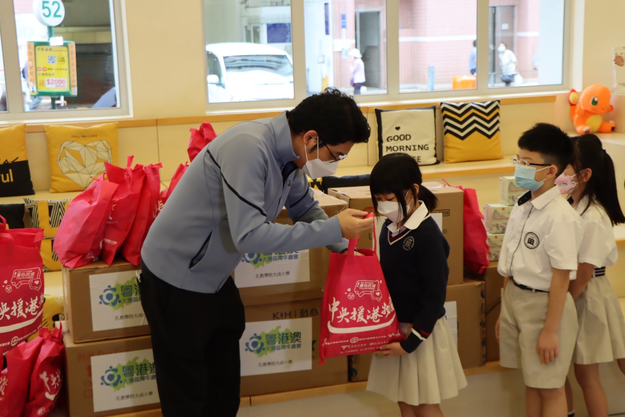 一張含有 文字, 個人 的圖片
自動產生的描述