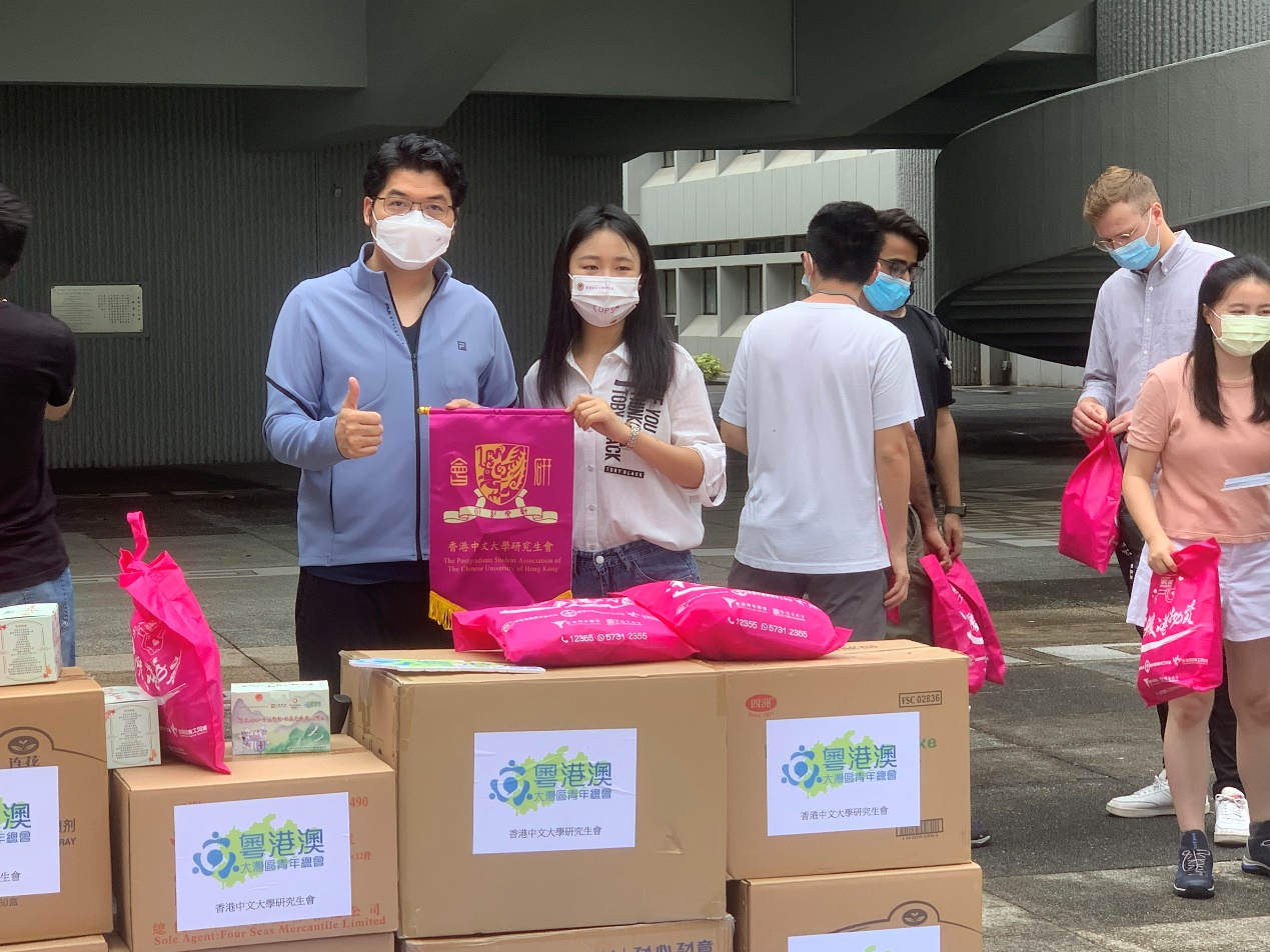 一張含有 個人, 天花板, 銷售, 數個 的圖片
自動產生的描述