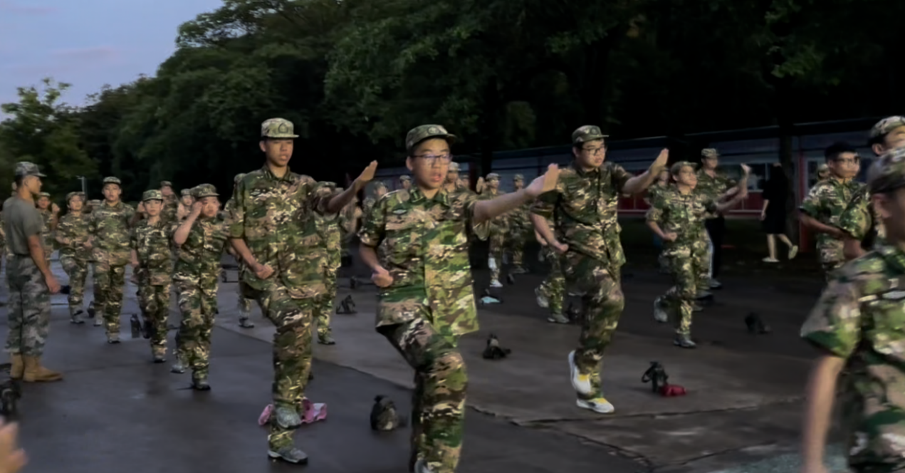 一张含有 军事组织, 军队, 军事人员, 人员 的图片
自动产生的描述