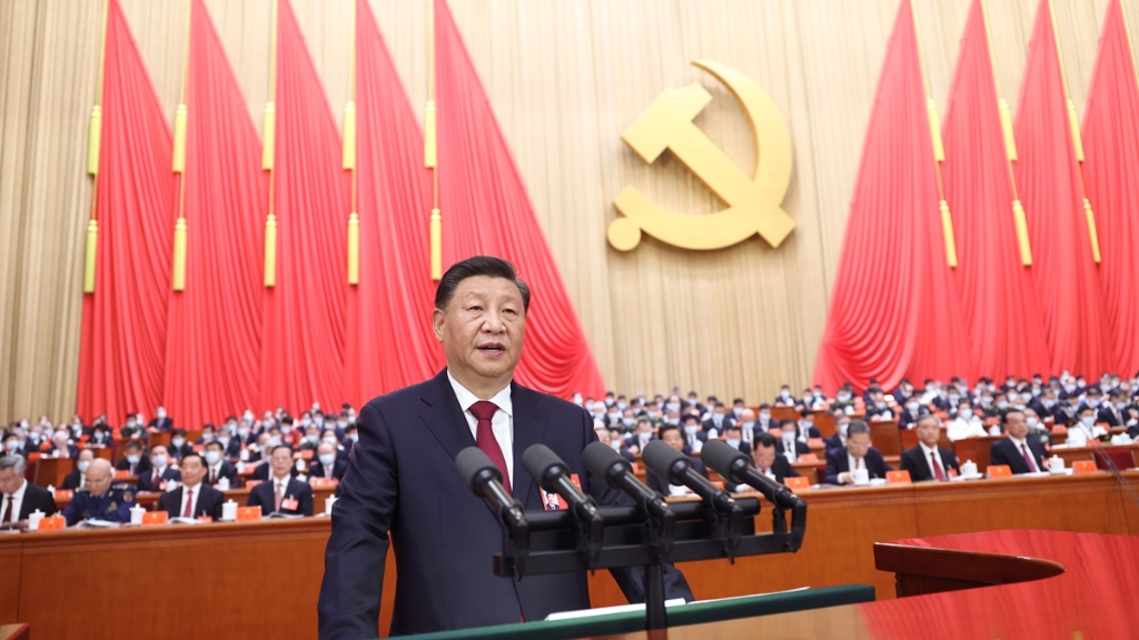 10月16日,中国共产党第二十次全国代表大会在北京人民大会堂开幕。习近平代表第十九届中央委员会向大会作报告(图:新华社记者 鞠鹏 摄) 1129066985_1665899171875_title0h