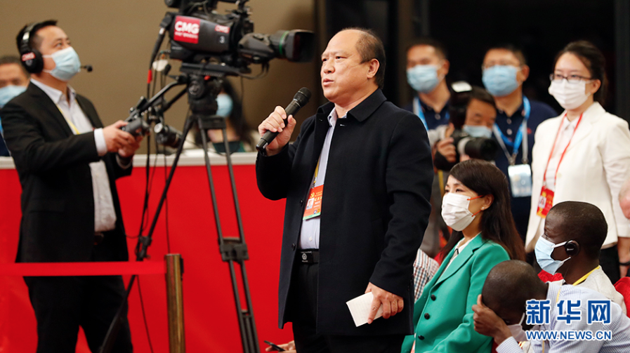 10月21日(星期五)10:00,二十大新聞中心舉辦第五場記者招待會。圖為香港紫荊雜誌社記者在分會場提問 截圖 2022-10-21 11.22.53