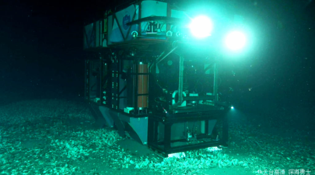 海底基站作業畫面。 (中科院深海所供圖) 截屏2022-10-30 下午5.21.29