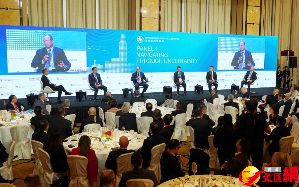 第一個專題討論以「駕馭市場的不確定性」為主題,多位嘉賓暢所欲言。(大公文匯全媒體記者林良堅攝) 6361fc22e4b03aa1237f5074_v1