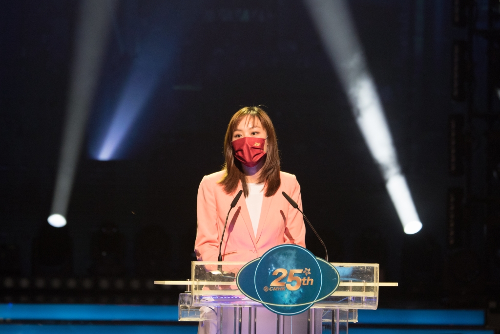 Photo 1_香港特别行政区政府创新科技及工业局副局长张曼莉女士, JP出席生生不息25周年音乐会，并为活动致辞