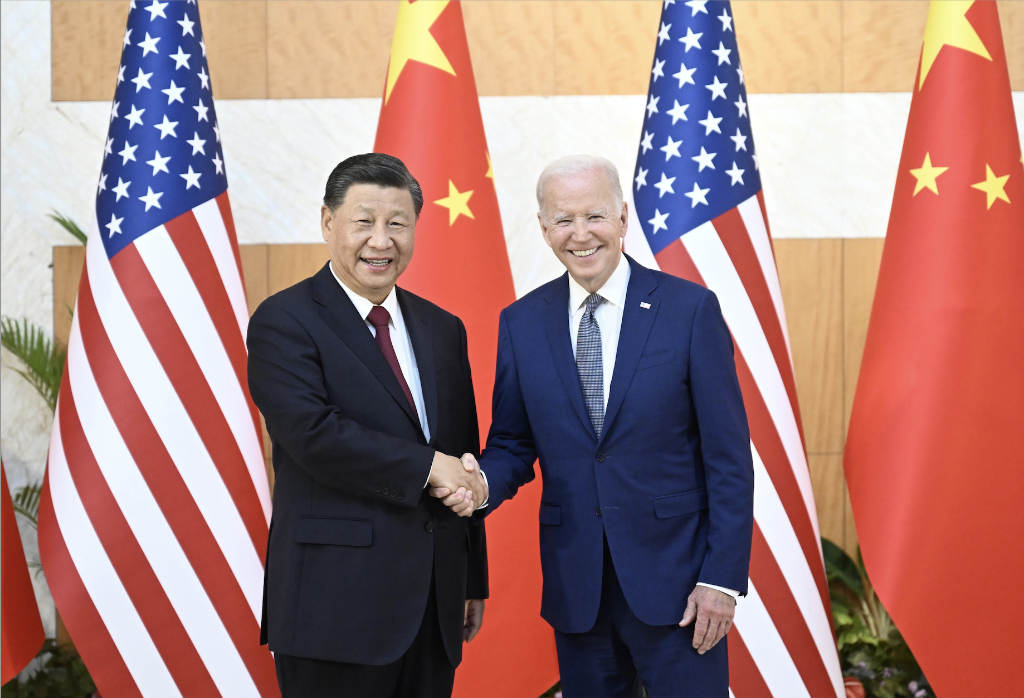 当地时间11月14日下午,国家主席习近平在印度尼西亚巴厘岛同美国总统拜登举行会晤。(图:新华社) WX20221129-142421@2x