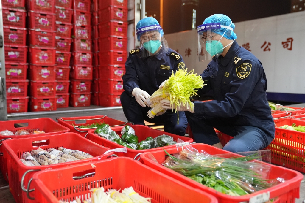 (3) 2月11日，文锦渡海关在查验供港蔬菜（图：深圳海关）