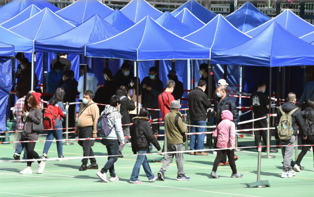 2月25日,在香港荃灣流動檢測站,市民排隊做核酸檢測 截屏2022-02-27 上午10.29.55