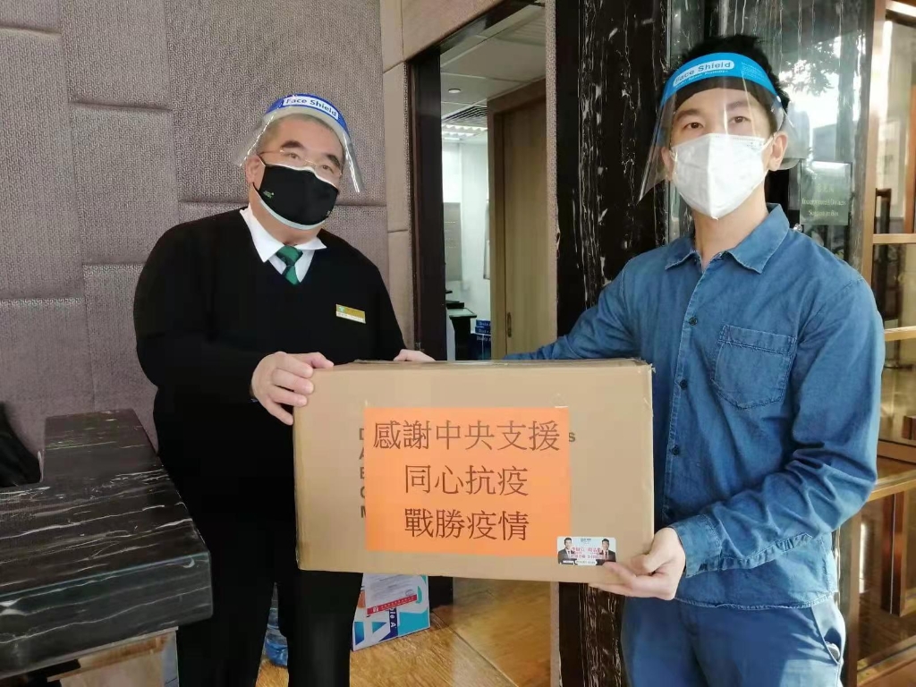 元朗地區抗疫連線東頭小組李啟立贈送物中央支援香港抗疫物資予區內大廈