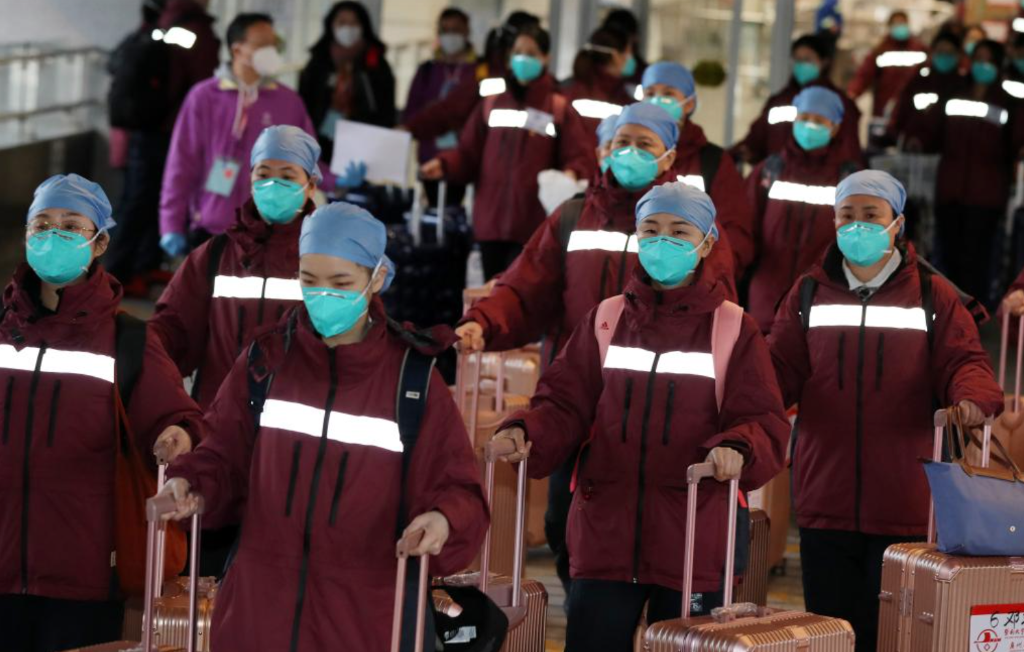 2月19日,在深圳灣口岸,第二批內地援港抗疫醫療防疫工作隊過關 截屏2022-02-27 上午10.29.12