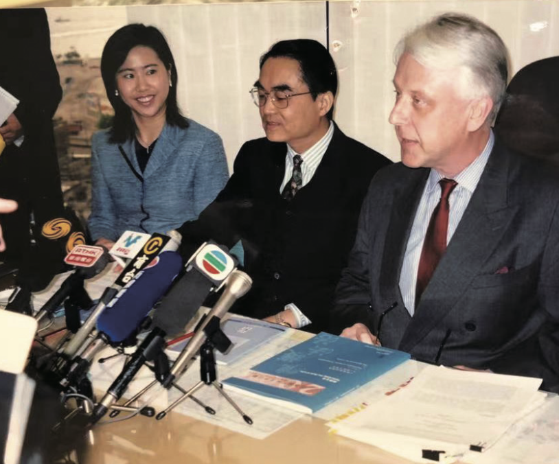 江乐士(右一)担任刑事检控专员时,召开媒体发布会 截屏2022-03-01 上午9.53.06