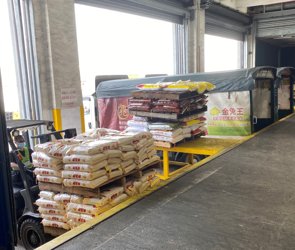 操作人员正在将大米运往货车