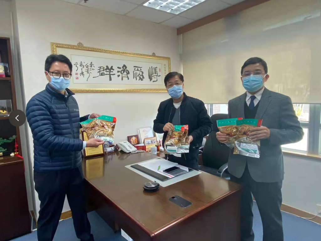 博爱医院董事局主席李柏成(中)、总干事马学章(右)及副总干事吴凯孚(左)感谢中医团队赶制防疫健肺汤包,赠予港人齐心抗疫 截屏2022-03-02 下午8.31.02