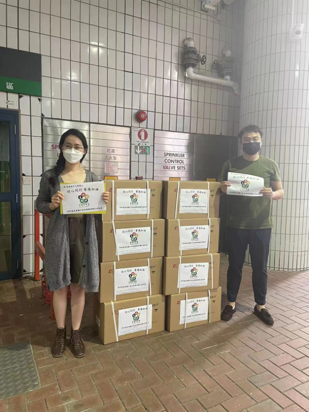 3月18日,常務副秘書長溫凡代表華菁會贈送抗疫藥品予香港城市大學學生,學生代表表示感謝 图片39