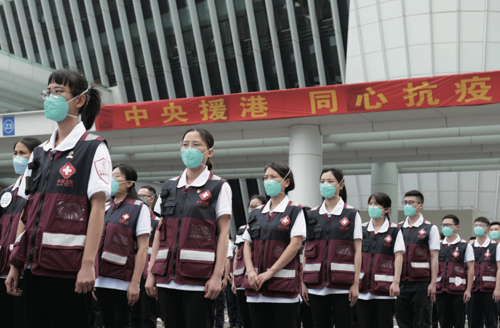 3月16日,應香港特區政府請求,由內地支援香港抗疫工作專班派遣的內地援港醫療隊共300名隊員,經深圳蓮塘口岸啟程赴香港(圖:新華社) 截屏2022-03-30 下午12.02.32