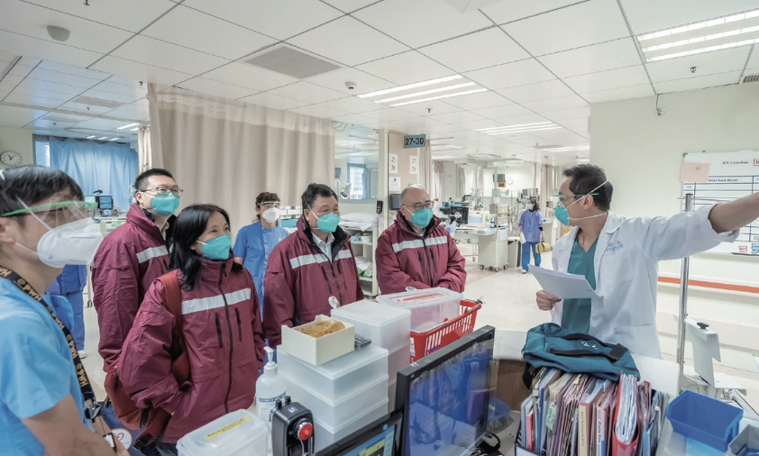 內地新冠肺炎醫療救治專家與香港醫療團隊會面,了解疫情發展和病人臨床管理情況(圖:新華社) 截屏2022-03-30 下午12.02.18