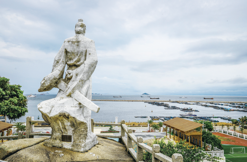 为纪念民族英雄文天祥,广东省珠海市在桂山岛筑造文天祥塑像,建成文天祥主题广场。文天祥塑像昂首挺立,手握利剑,袍襟飘然,凝神注视著浩瀚的伶仃洋 WX20220308-170145@2x