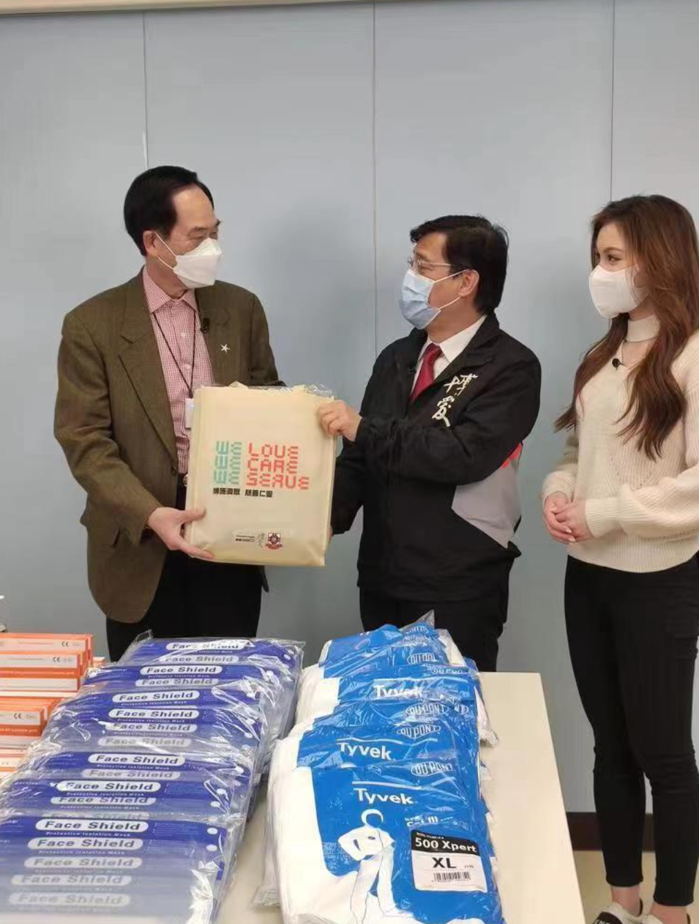 博爱医院董事局主席李柏成(中)致送物资予元朗各界抗疫关注联盟,由联盟支持机构之一新界乡议局林伟强副主席(左)代表接收 截屏2022-03-09 下午2.58.46