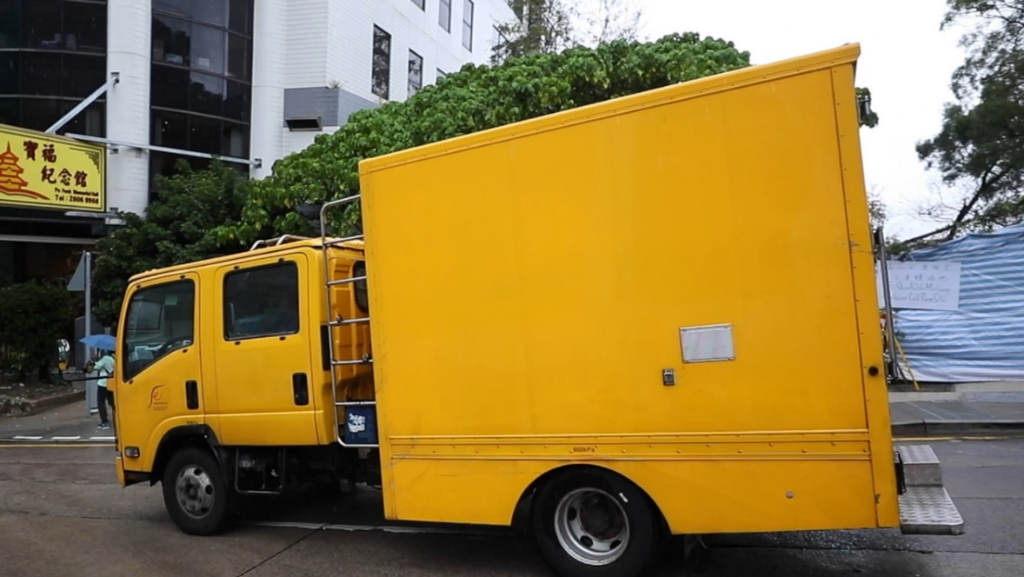 全身黄色的车辆就是香港食环署用来运输遗体的专车 截屏2022-04-19 上午10.33.27