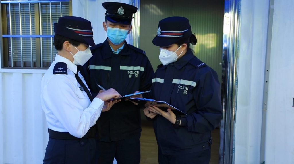 专责小组成员再三核对遗体认领资料 截屏2022-04-19 上午10.36.54