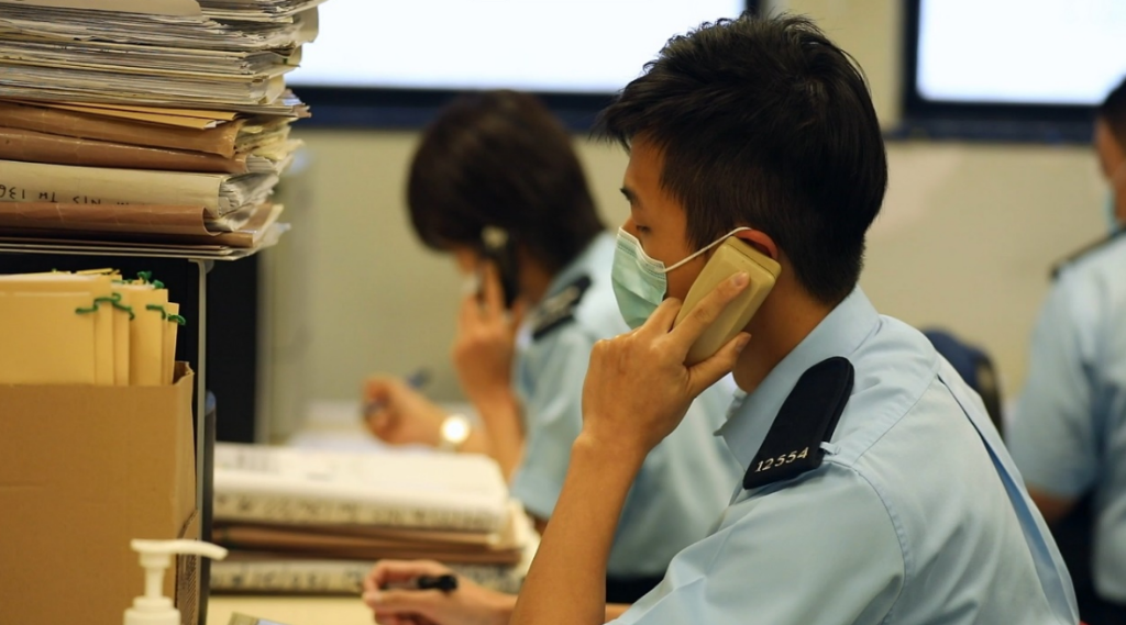 专责小组成员忙著协助死者家属办理遗体认领程序 截屏2022-04-19 上午10.35.57