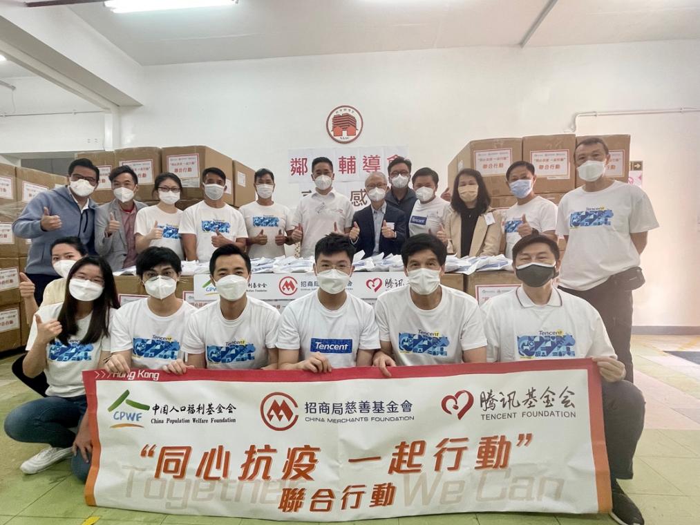 商經局副局長陳百里博士太平紳士、香港菁英會主席凌俊傑、騰訊集團大灣區公共事務高級總監李子樹、鄰舍輔導會總幹事馮綉文、鄰舍輔導會副主席戴健文、騰訊義工、愛心車隊大合照。 图片4