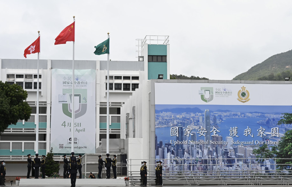 2021 年 4 月 15 日,香港特區維護國家安全委員會舉辦“全民國家安全教育日”活動,香港特區政府紀律部隊 五間訓練學校舉行開放日。圖為香港海關儀仗隊人員以中式升旗儀式為開放日揭開序幕(圖:香港特區政府新 聞處) WX20220530-170341@2x
