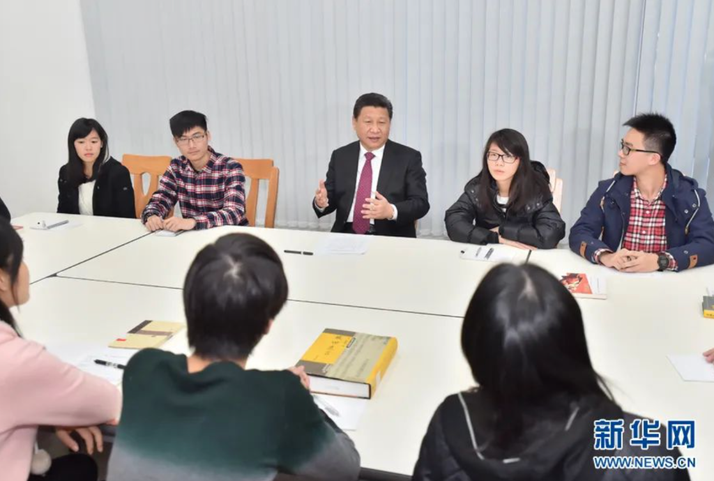 2014年12月20日,习近平总书记在澳门大学横琴新校区应邀参加师生们的“中华传统文化与当代青年”主题沙龙 截屏2022-05-04 下午8.31.17