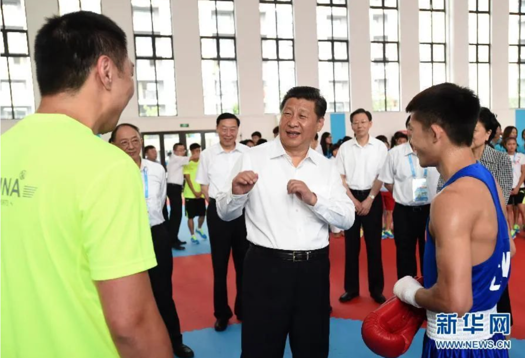 2014年8月15日,习近平总书记来到南京青奥会运动员村,亲切看望参加青奥会的中国体育代表团 截屏2022-05-04 下午8.32.51
