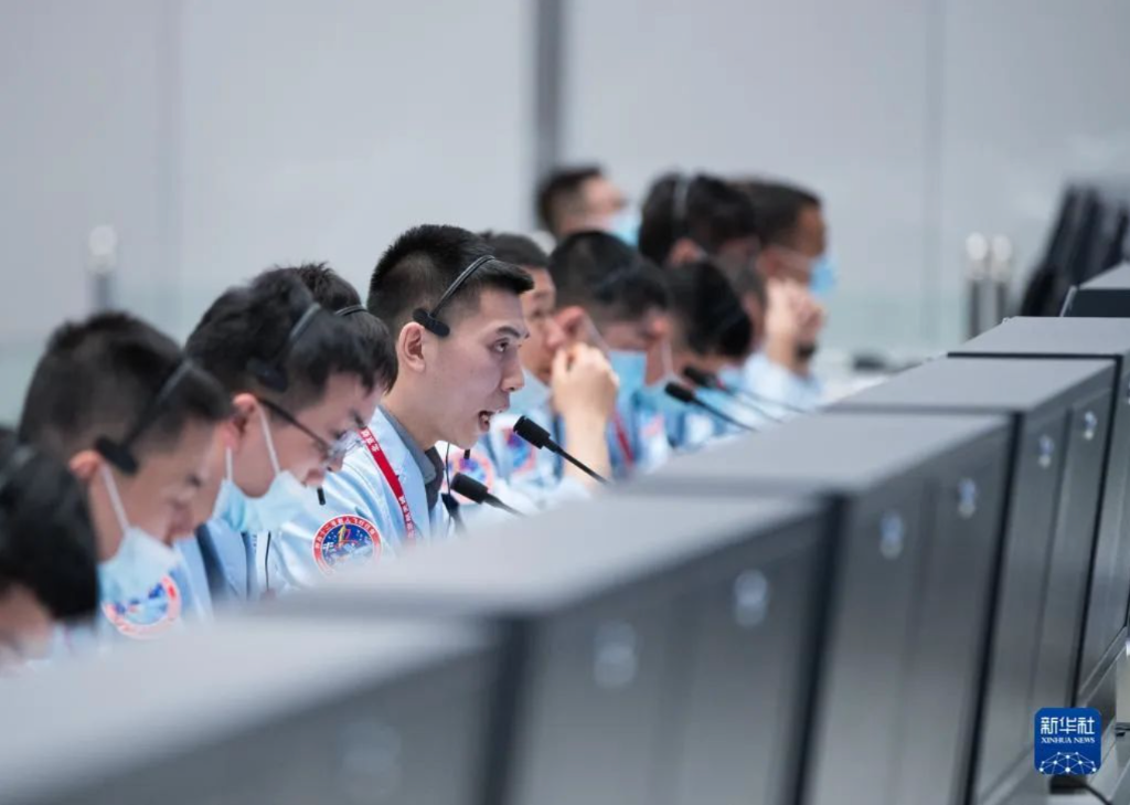 2021年6月17日,在北京航天飞行控制中心,科研人员在监测神舟十二号载人飞船与天和核心舱自主快速交会对接情况 截屏2022-05-04 下午8.30.08