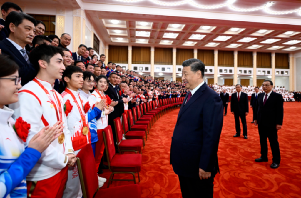 2022年4月8日,北京冬奥会、冬残奥会总结表彰大会在北京人民大会堂隆重举行。会前,习近平总书记会见北京冬奥会、冬残奥会突出贡献集体代表、突出贡献个人和中国体育代表团成员 截屏2022-05-04 下午8.33.39