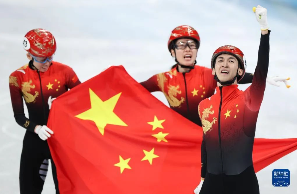 2022年2月5日,中国队选手武大靖(右一)在比赛后庆祝。在首都体育馆举行的北京2022年冬奥会短道速滑项目混合团体接力决赛中,中国队夺得冠军 截屏2022-05-04 下午8.28.34