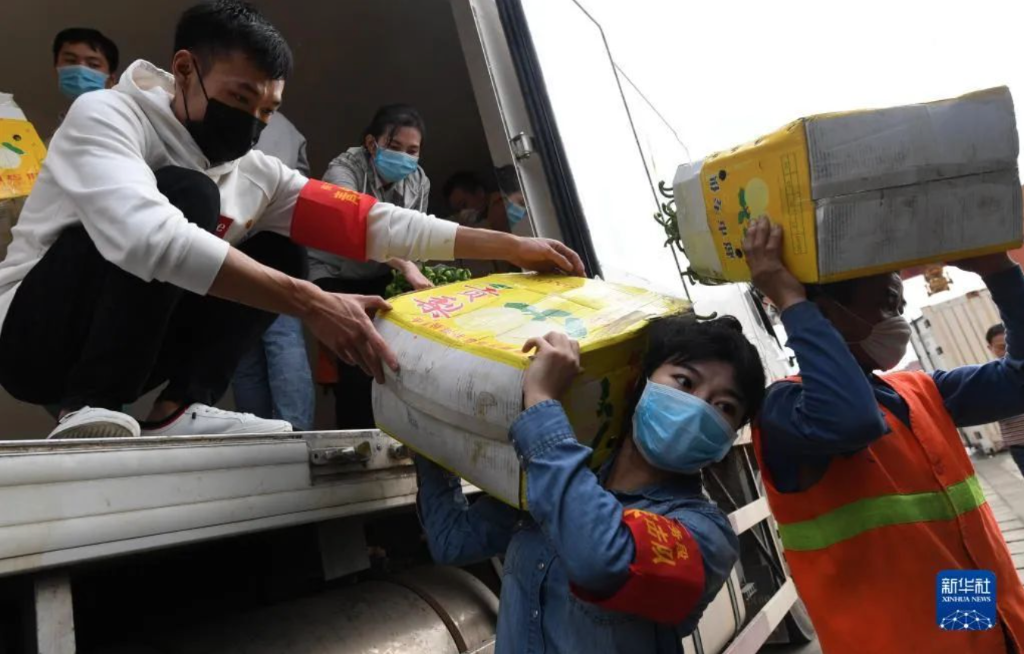 2020年3月3日,在广西南宁国际铁路港,南宁车务段“青年突击队”队员黄莹莹(右二)在搬运广西驰援湖北物资 截屏2022-05-04 下午8.29.13