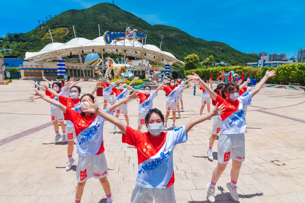 粤港澳大湾区青年总会执委王子杰(中)带领表演队伍摆出爱心队形,表示青年对祖国的爱以及对香港回归祖国25周年的祝福 粤港澳大湾区青年总会执委王子杰(中)带领表演队伍摆出爱心队形,表示青年对祖国的爱以及对香港回归祖国25周年的祝福