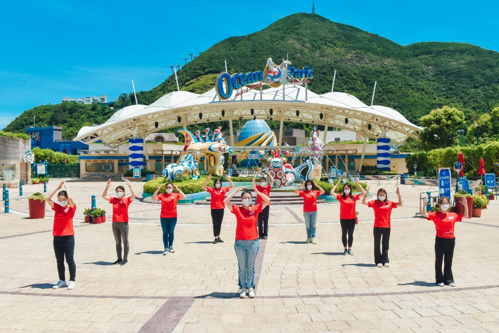 新香港女子联盟主席赵娜(中)祝福祖国繁荣昌盛,祝福香港明天更强 新香港女子联盟主席赵娜(中)祝福祖国繁荣昌盛,祝福香港明天更强