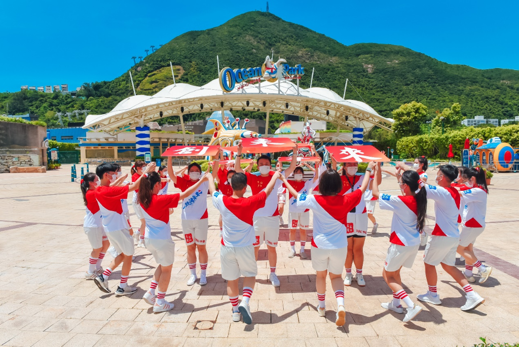 粤港澳大湾区青年总会学生事务委员会常务副主任龙允浩(中)带领表演队伍展示“香港开新篇 青年创未来”的祝福字句 粤港澳大湾区青年总会学生事务委员会常务副主任龙允浩(中)带领表演队伍展示“香港开新篇 青年创未来”的祝福字句