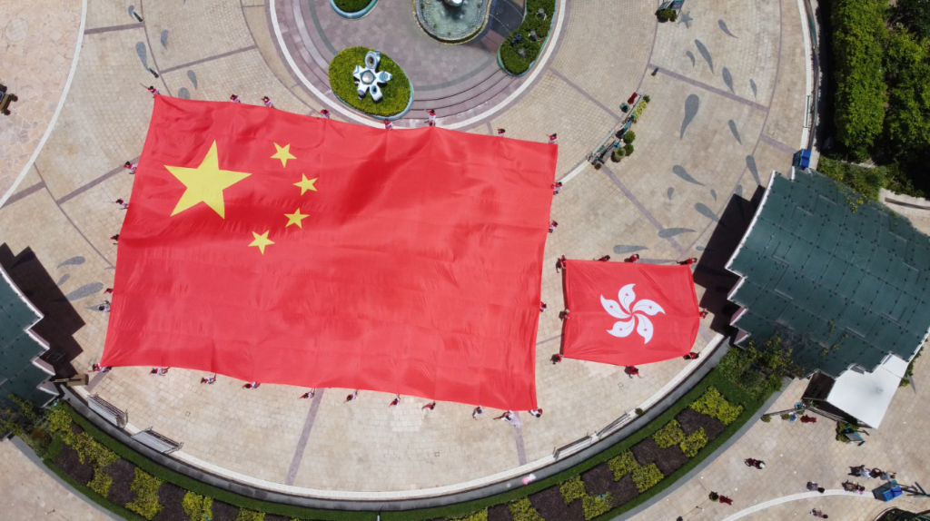 一众活力四射的青年展示大型国旗、区旗,场面壮观 一众活力四射的青年展示大型国旗、区旗,场面壮观
