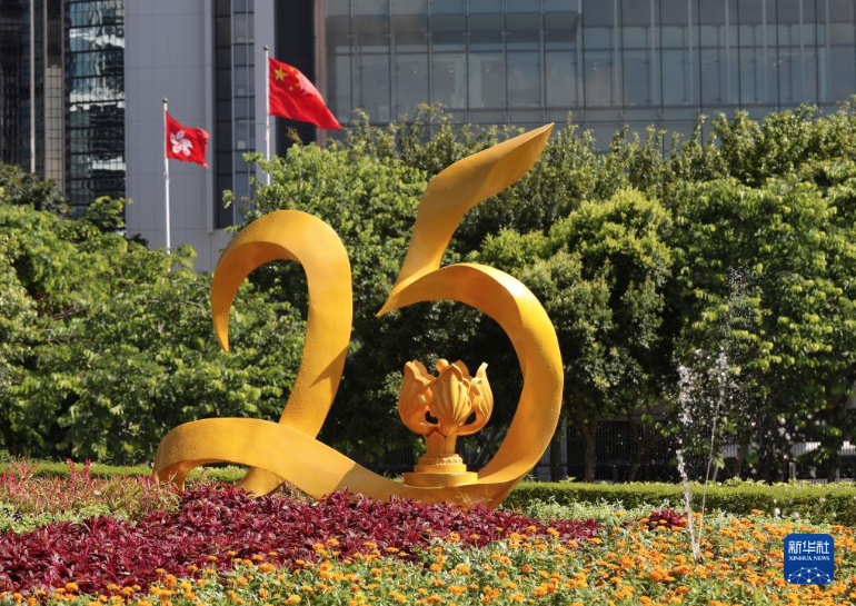 6月28日在香港街头拍摄的庆祝香港回归祖国25周年街景。新华社记者 李钢 摄 截图 2022-06-30 下午5.19.32
