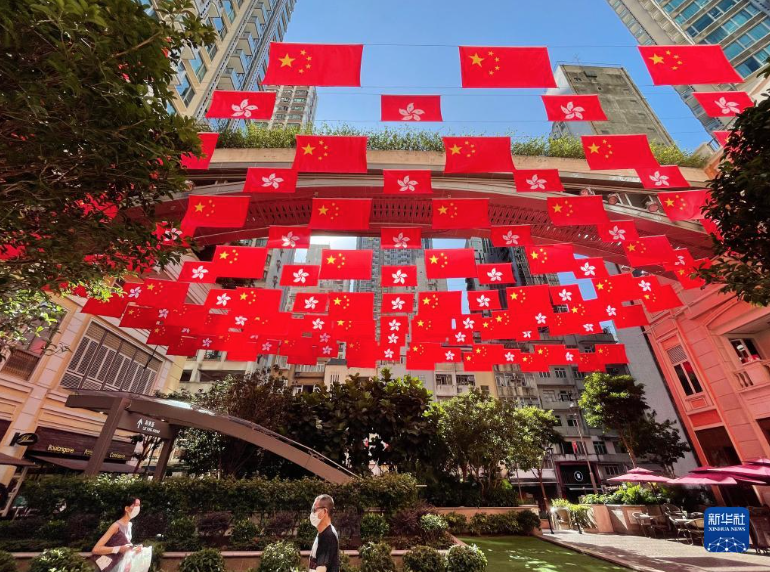 6月28日拍摄的香港利东街悬挂的五星红旗和紫荆花区旗。新华社记者 李钢 摄 截图 2022-06-30 下午5.19.06