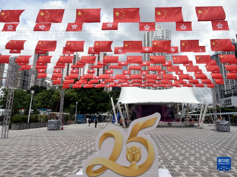 6月29日在香港街头拍摄的五星红旗和紫荆花区旗。新华社记者 卢炳辉 摄 截图 2022-06-30 下午5.17.52