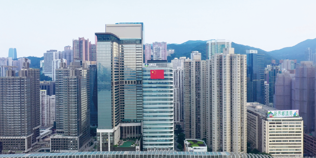 中国太平倡议香港保险业以回归25 周年为新起点,同为香港开新篇。图为维港北角太平大厦的五星红旗 WX20220702-173027@2x