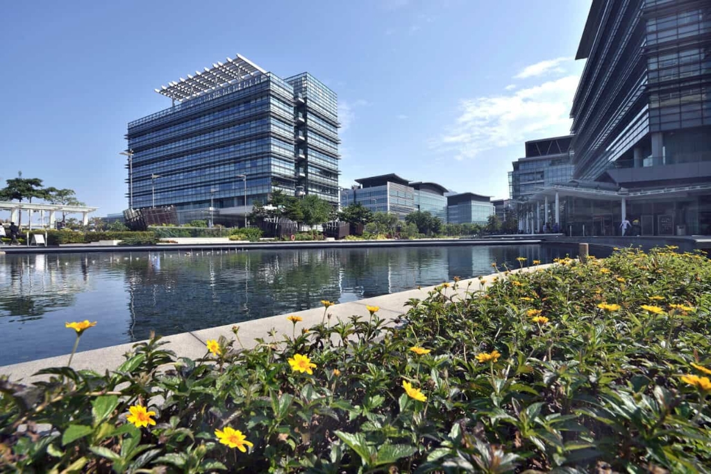 contact_us_1-1280x854