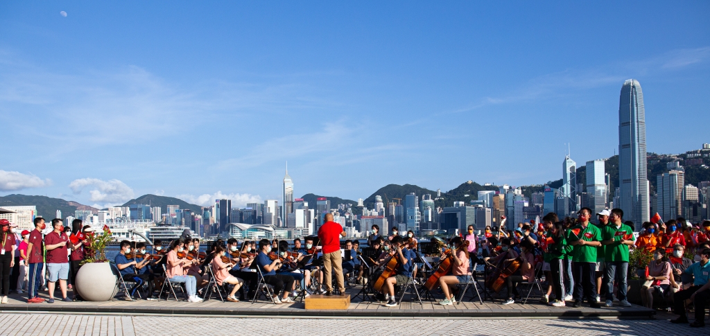 香港回归已经25年，有关遗留和累积问题需要清理。图为 2022年7月10日，香港青年举行“快闪交响乐”活动 奏响《红旗颂》（图：新华社）
