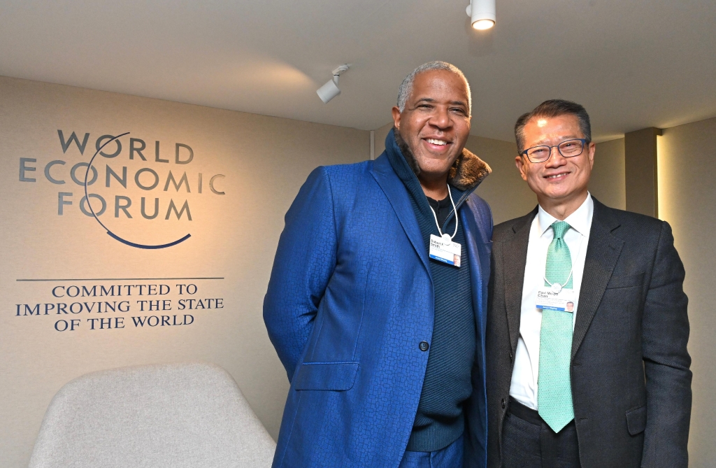 在出席世界经济论坛2023年会期间,财政司司长陈茂波(右)1月16日与Vista Equity Partners的创办人兼主席Robert Smith会面。
P2023011700114_photo_1232447